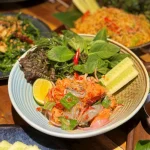 Gỏi tôm cá hồi trộn thính