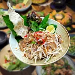 Dê trộn dừa non kèm bánh đa